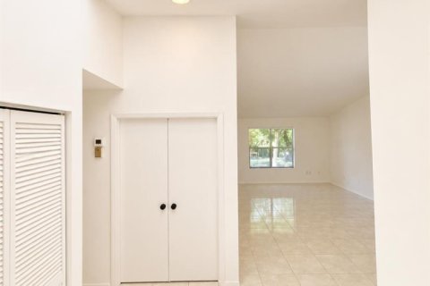 Condo in Wellington, Florida, 2 bedrooms № 2246095 - photo 5