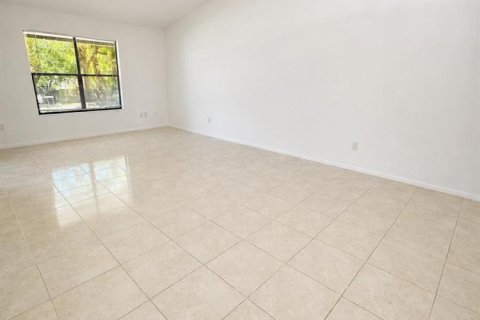 Condo in Wellington, Florida, 2 bedrooms № 2246095 - photo 10