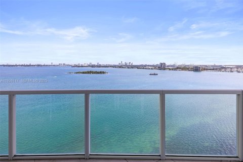 Condo in Miami, Florida, 2 bedrooms  № 2035402 - photo 3