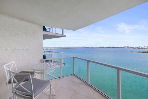 Condo in Miami, Florida, 2 bedrooms  № 2035402 - photo 2