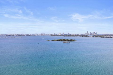 Condo in Miami, Florida, 2 bedrooms  № 2035402 - photo 25