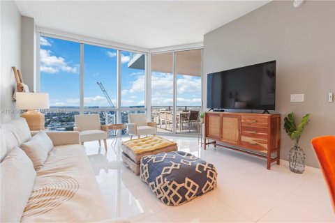 Condominio en Miami, Florida, 1 dormitorio  № 2026630