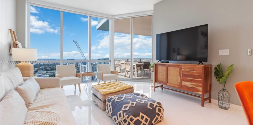Condominio en Miami, Florida, 1 dormitorio  № 2026630