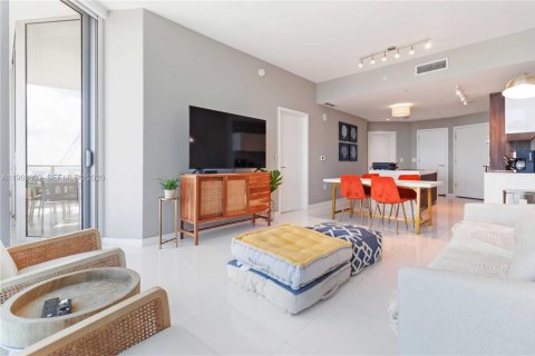Condominio en venta en Miami, Florida, 1 dormitorio, 108.97 m2 № 2026630 - foto 4