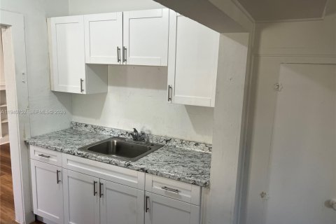 Casa en alquiler en Miami, Florida, 2 dormitorios, 147.53 m2 № 1997781 - foto 13