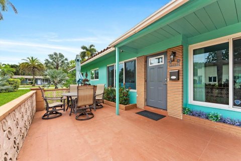 House in Wilton Manors, Florida 3 bedrooms, 180.6 sq.m. № 2182994 - photo 2
