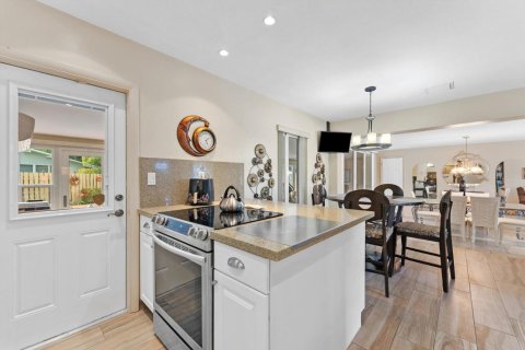 House in Wilton Manors, Florida 3 bedrooms, 180.6 sq.m. № 2182994 - photo 9