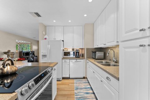 House in Wilton Manors, Florida 3 bedrooms, 180.6 sq.m. № 2182994 - photo 10