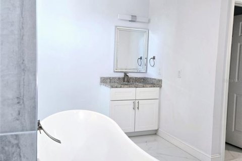 House in Cape Coral, Florida 3 bedrooms, 175.31 sq.m. № 1603149 - photo 19