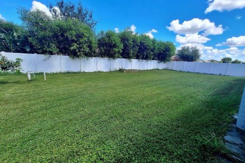 House in Cape Coral, Florida 3 bedrooms, 175.31 sq.m. № 1603149 - photo 26