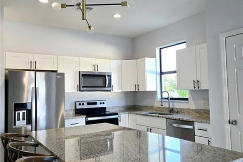 House in Cape Coral, Florida 3 bedrooms, 175.31 sq.m. № 1603149 - photo 12