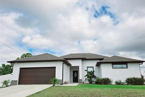 House in Cape Coral, Florida 3 bedrooms, 175.31 sq.m. № 1603149 - photo 1