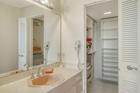 Condo in Longboat Key, Florida, 2 bedrooms  № 1917657 - photo 25
