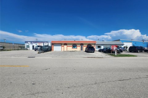 Propiedad comercial en venta en Cape Coral, Florida № 1891599 - foto 1