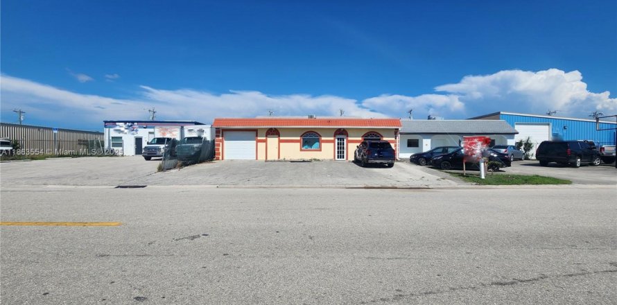 Propiedad comercial en Cape Coral, Florida № 1891599