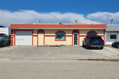 Propiedad comercial en venta en Cape Coral, Florida № 1891599 - foto 2