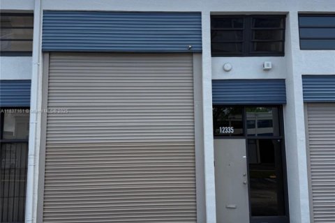 Propiedad comercial en venta en Miami, Florida № 1958233 - foto 1