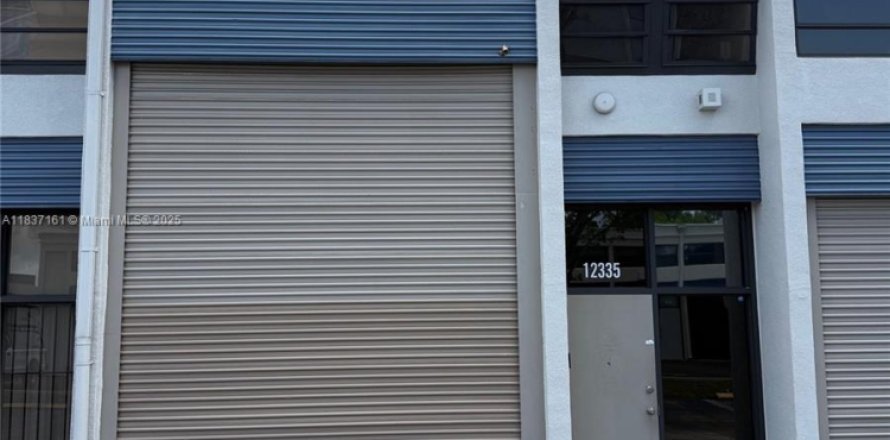 Propiedad comercial en Miami, Florida № 1958233