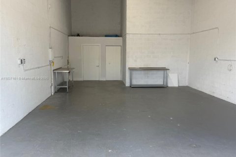 Propiedad comercial en venta en Miami, Florida № 1958233 - foto 2