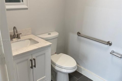 Propiedad comercial en venta en Miami, Florida № 1958233 - foto 3