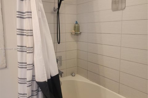 Condo in Miami, Florida, 2 bedrooms  № 2011876 - photo 15