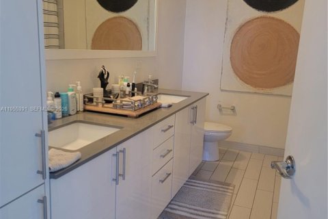 Condo in Miami, Florida, 2 bedrooms  № 2011876 - photo 18