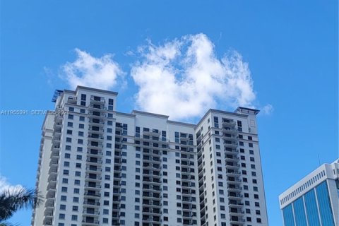 Condo in Miami, Florida, 2 bedrooms  № 2011876 - photo 2