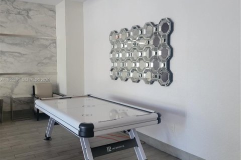 Condo in Miami, Florida, 2 bedrooms  № 2011876 - photo 30