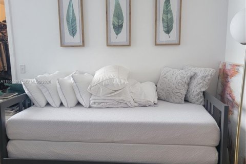 Condo in Miami, Florida, 2 bedrooms  № 2011876 - photo 10