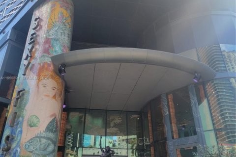 Condo in Miami, Florida, 2 bedrooms  № 2011876 - photo 3