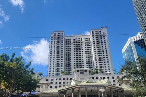 Condo in Miami, Florida, 2 bedrooms  № 2011876 - photo 5