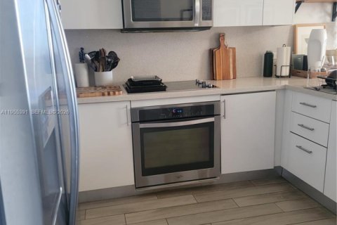 Condo in Miami, Florida, 2 bedrooms  № 2011876 - photo 11