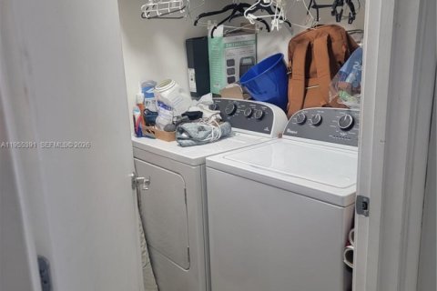 Condo in Miami, Florida, 2 bedrooms  № 2011876 - photo 6