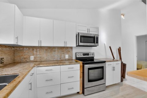 House in Boca Raton, Florida 3 bedrooms, 184.97 sq.m. № 2000349 - photo 17