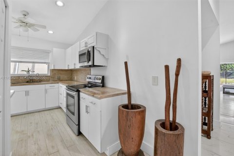 House in Boca Raton, Florida 3 bedrooms, 184.97 sq.m. № 2000349 - photo 14