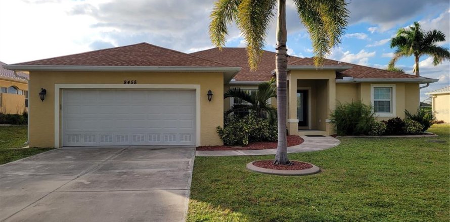 House in Port Charlotte, Florida 3 bedrooms, 200.02 sq.m. № 2195404