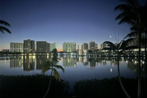Condo à Aventura, Floride, 2 chambres  № 2384644