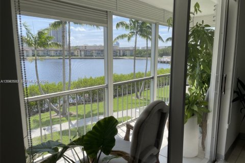 Copropriété à louer à Aventura, Floride: 2 chambres, 100.61 m2 № 2384644 - photo 2