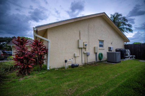 House in Boca Raton, Florida 4 bedrooms, 139.07 sq.m. № 1227593 - photo 1