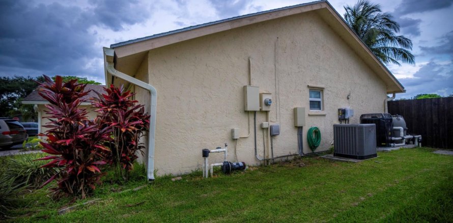 House in Boca Raton, Florida 4 bedrooms, 139.07 sq.m. № 1227593