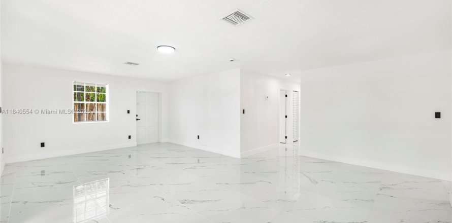 House in Miami, Florida 4 bedrooms, 156.45 sq.m. № 1830957