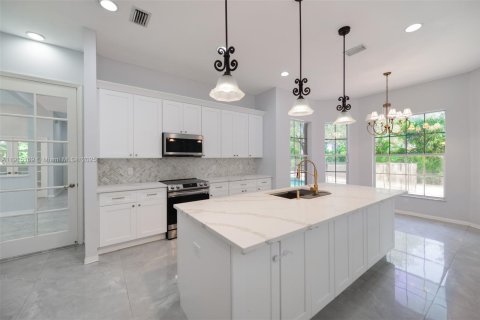 Купить виллу или дом в Корал-Спрингс, Флорида 5 спален, 267.47м2, № 1971383 - фото 27