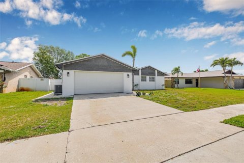 House in Largo, Florida 3 bedrooms, 150.87 sq.m. № 1631154 - photo 3
