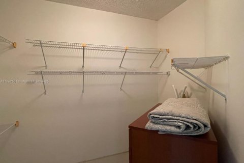 Condo in Aventura, Florida, 2 bedrooms  № 1711525 - photo 16