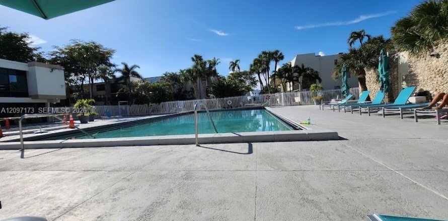Townhouse in Aventura, Florida 3 bedrooms, 123.56 sq.m. № 2390665