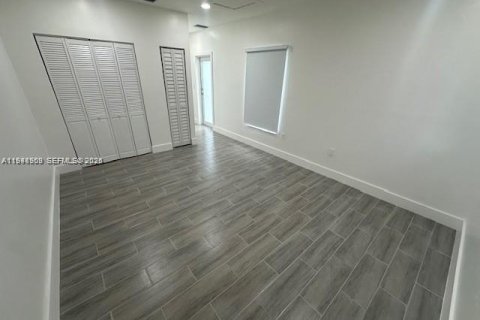 Снять в аренду виллу или дом в Майами, Флорида 1 спальня, 51.1м2, № 2004707 - фото 2