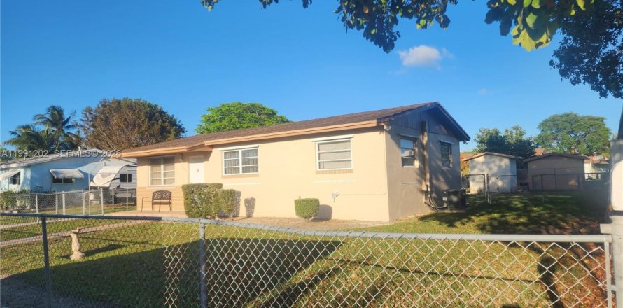 Дом в Майами, Флорида 3 спальни, 102.47м2 № 2052289