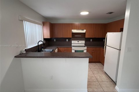 Townhouse in Homestead, Florida 4 bedrooms, 172.89 sq.m. № 2023556 - photo 5