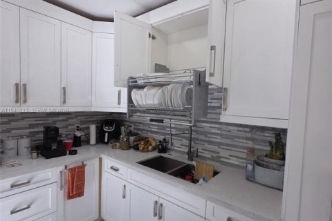 Townhouse in Miami Lakes, Florida 3 bedrooms, 125.51 sq.m. № 2002341 - photo 18