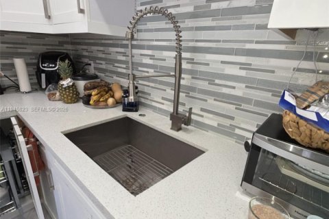 Townhouse in Miami Lakes, Florida 3 bedrooms, 125.51 sq.m. № 2002341 - photo 15